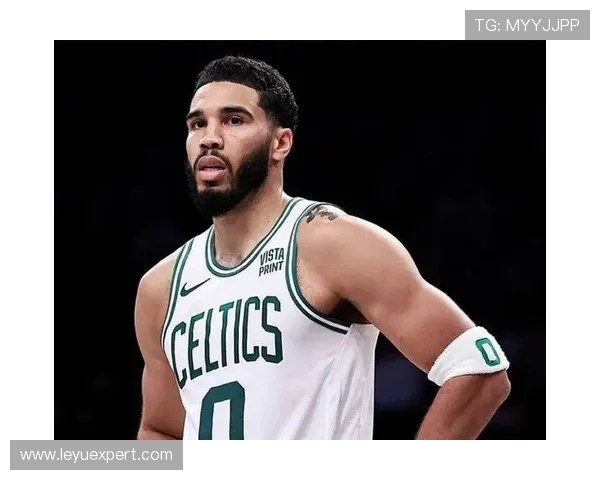 三分组织者怀特挡拆为塔图姆制造空位提升效率