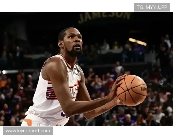 兰德尔背身单打主导内线，篮下效率相比上季提升