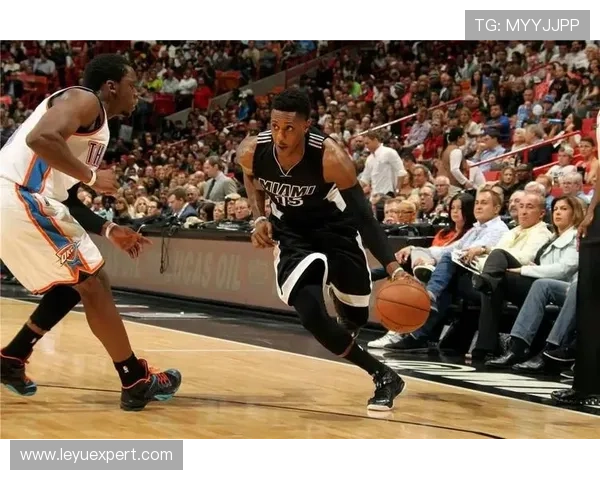 武切维奇挡拆牵制为队友外线拉开空间替代低位单打