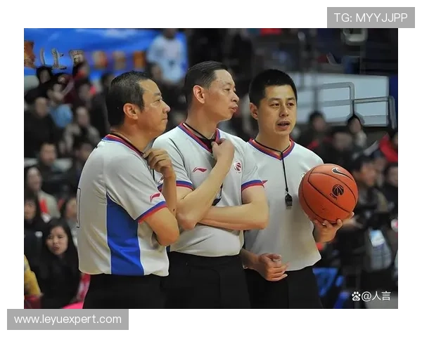 篮球裁判认定推人犯规的主要依据是什么